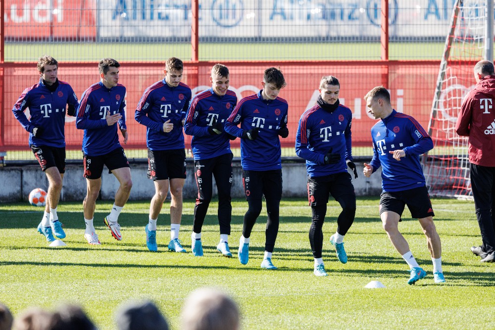 Vidovic četvrti s lijeva, treći je Stanišić, na treningu seniora Bayerna. Prvi je Thomas Müller. Foto: Matthias Balk/DPA